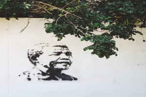 Nelson Mandela kämpfte als Dunkelhäutiger Mensch gegen die Unterscheidung von Schwarzen und Weissen.