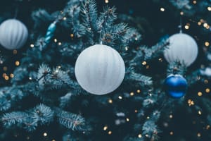 Viel Glitzer und Schmuck erwartet uns jedes Jahr an Weihnachten.