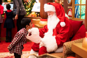 Der Weihnachtsmann ist eine Legende und erfüllt den Kindern ihre Wünsche.