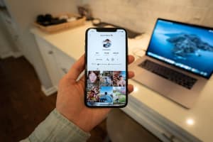 Eine Person surft im Internet und schaut sich Videos an.