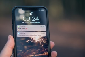 Das Bild zeigt ein Iphone Bildschirm, auf dem man eine WhatsApp Nachricht sieht.
