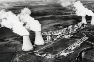 Das Bild zeigt vier aktive Atomkraftwerke