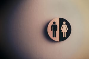 Das Bild zeigt das Toiletten-Zeichen von Frau und Mann