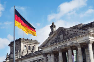 Das Bild zeigt die Deutsche Flagge vor dem Bundeshaus