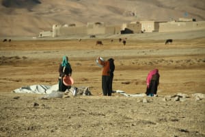 Afghanen auf der Suche nach Essen