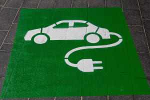 Parkplatz für Elektroautos - hier kann man aufladen.