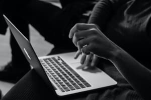 Person surft im Internet