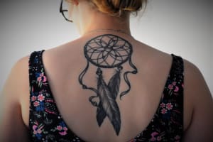Frau mit Tatoo