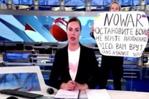Moderatorin protestiert in russlands Staats-TV