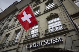Eine Schweizer Fahne weht ueber dem Logo der Credit Suisse bei der Berner Credit Suisse Filiale, am Montag, 8. Mai 2023.