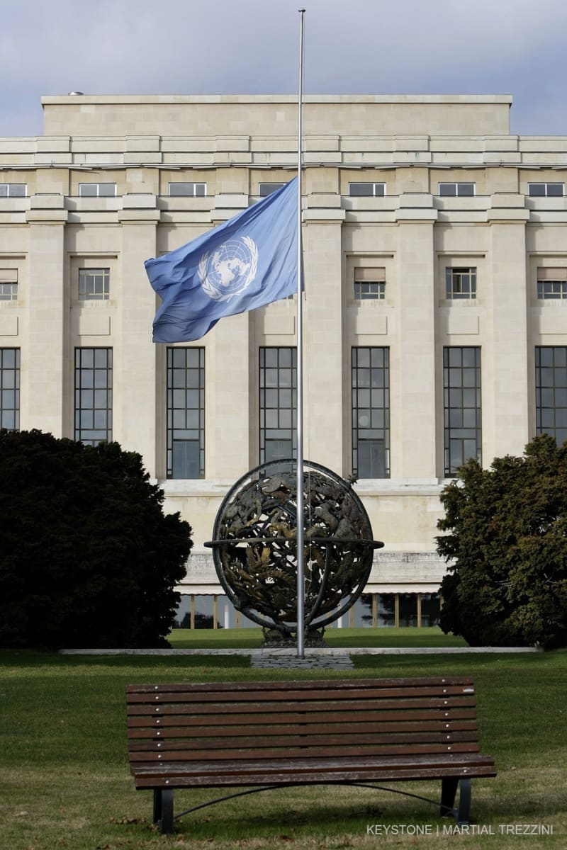 Die UN-Flagge hängt am Mittwoch, dem 12. Dezember 2007, vor dem Palais des Nations, dem Gebäude der Vereinten Nationen in Genf, Schweiz, auf Halbmast.