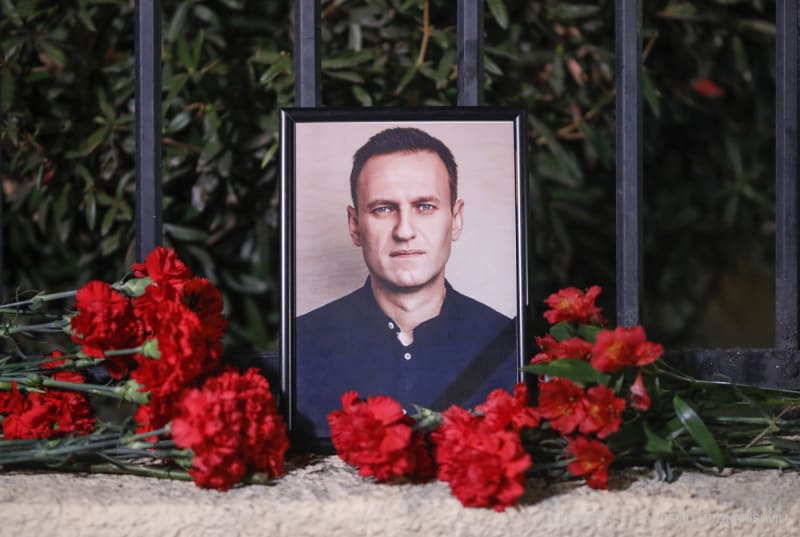 Blumen liegen neben einem Porträt des verstorbenen russischen Oppositionsführers Alexej Nawalny vor der russischen Botschaft in Tiflis, Georgien, am 16. Februar 2024.