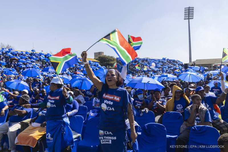 Anhänger der DA versammeln sich bei der abschließenden Wahlkundgebung der DA (Democratic Alliance), die am 26. Mai 2024 in Johannesburg, Südafrika, stattfand.