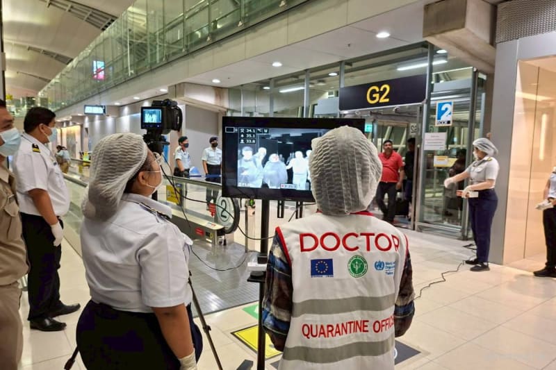 Auf diesem Foto, das von der PR-Abteilung des internationalen Flughafens Suvarnabhumi zur Verfügung gestellt wurde, beobachten Quarantänemediziner am Sonntag, dem 25. Januar 2026, die thermische Überprüfung von Reisenden aus Westbengalen, Indien, am internationalen Flughafen Suvarnabhumi in Samut Prakarn, Thailand.