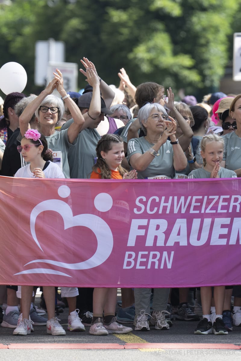 Bundesraetin Elisabeth Baume Schneider, Mitte, nimmt am Walking teil, anlaesslich des 39. Frauenlauf, am Sonntag, 15. Juni 2025, in Bern.