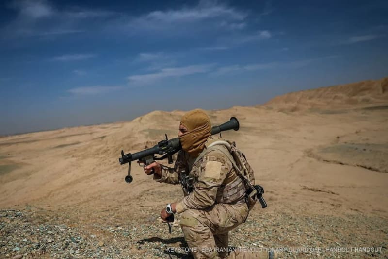 Ein von Sepahnews zur Verfügung gestelltes Foto zeigt Mitglieder des Iranischen Revolutionsgardenkorps (IRGC) während einer Militärübung in der Nähe der iranischen Hauptstadt Teheran am 12. Mai 2026.