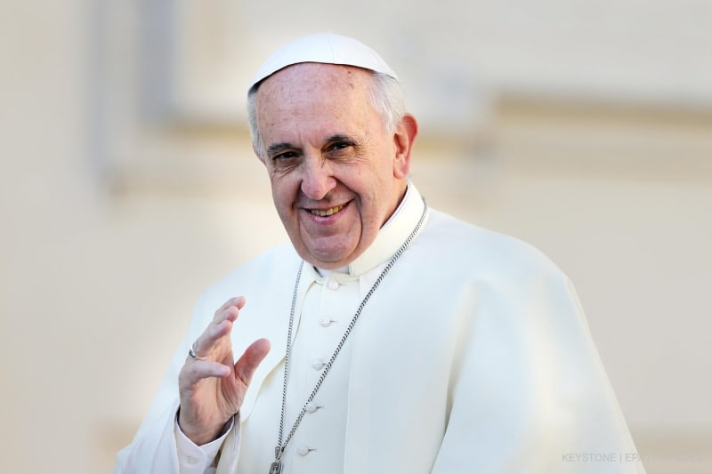 Papst Franziskus begrüßt die Gläubigen während der Generalaudienz auf dem Petersplatz im Vatikan, 2. Oktober 2013.