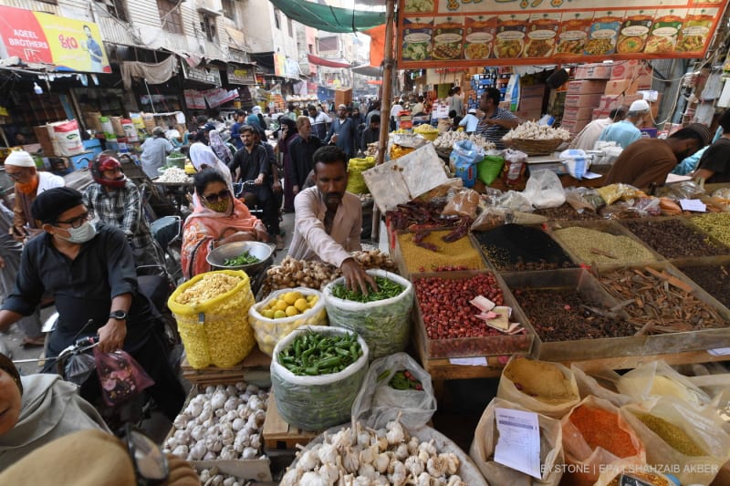 Kunden drängen sich auf einem Großmarkt, um vor dem heiligen Monat Ramadan in Karatschi, Pakistan, am 12. Februar 2026 Lebensmittelvorräte zu kaufen.
