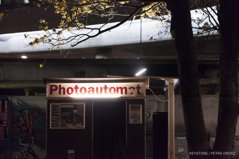 Eine Fotokabine alter Schule, die ausschließlich Schwarz-Weiß-Fotos macht, an der Hardbrücke in Zürich, Schweiz, am 6. November 2015.