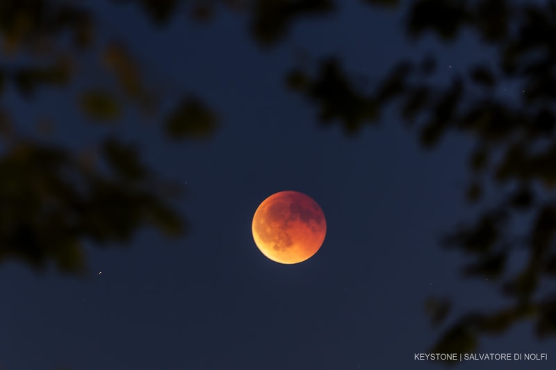 Der Blutmond ist während einer totalen Mondfinsternis am Himmel über Genf in der Schweiz zu sehen, Sonntag, 7. September 2025.