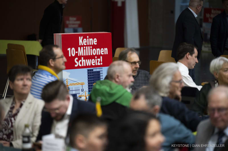 Ein Plakat mit der Aufschrift Keine 10-Millionen-Schweiz! Nachhaltigkeits-Initiative Ja - aufgenommen an der Delegiertenversammlung der SVP Schweiz, am Samstag, 28. Maerz 2026, in Maienfeld.