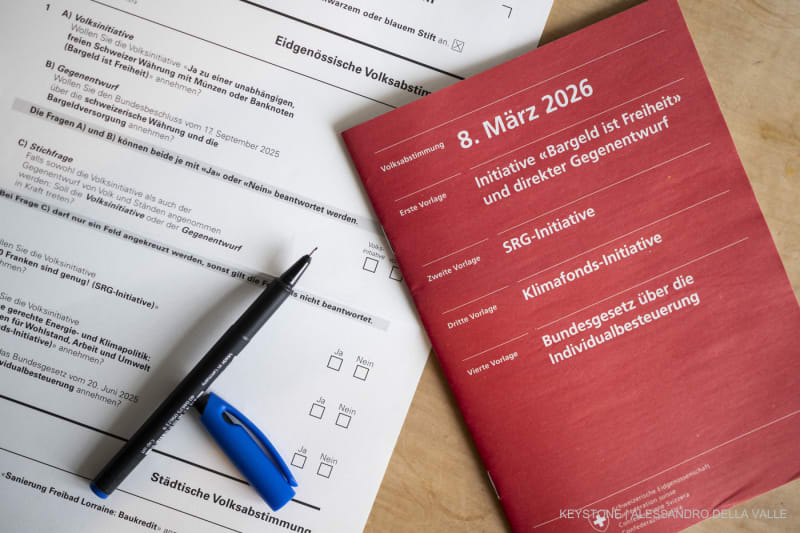 Die Abstimmungsunterlagen liegen zum Ausfuellen bereit, am Dienstag, 10. Februar 2026 in Bern.