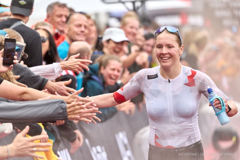 Ironman, EM, Frauen, Solveig Løvseth (Norwegen) klatscht beim Zieleinlauf das Publikum ab und kommt als Dritte in das Ziel auf dem Jungfernstieg.