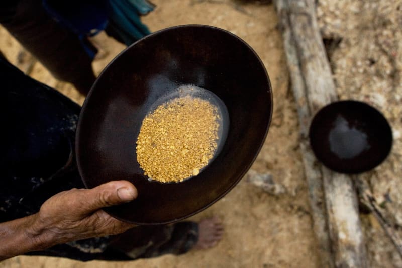 Bergarbeiter Abel, rechts, hält eine Pfanne mit Goldnuggets nach einem Arbeitstag in der Wildkatzen-Goldmine Eldorado do Juma in der Nähe von Apui im brasilianischen Amazonasgebiet, Donnerstag, 1. Februar 2007.