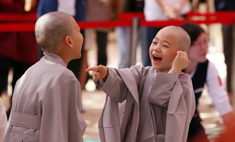 Zwei Jungen lächeln, nachdem sie während eines Gottesdienstes zur Feier von Buddhas bevorstehendem 2.560. Geburtstag am 14. Mai im Jogye-Tempel in Seoul, Südkorea, am Montag, 2. Mai 2016, ihre Köpfe rasiert haben.