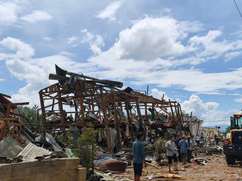Ein von der Ta'ang Women's Organization zur Verfügung gestelltes Foto zeigt Einheimische, die nach einer Explosion in einem Sprengstofflager im Dorf Kaung Tat in Namkham im nördlichen Shan-Staat, Myanmar, am 31. Mai 2026 in der Nähe eines beschädigten Gebäudes gehen (veröffentlicht am 1. Juni 2026).