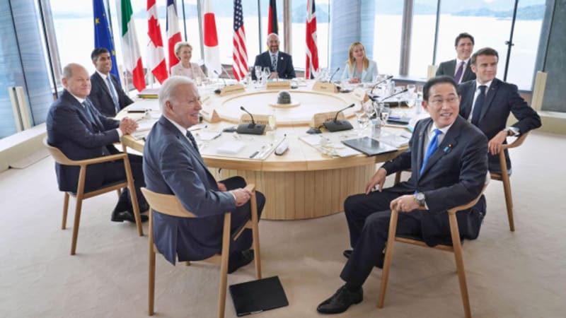 Die Staats- und Regierungschefs der G7-Länder sitzen vor dem Gipfeltreffen in Hiroshima, Japan, am 19.05.2023 an einem Tisch.