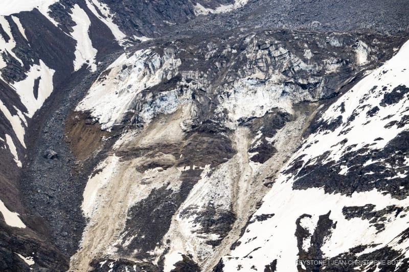Steine eines Felssturzes vom Kleinen Nesthorn stuerzen auf den Birchgletscher im Loetschental, am Sonntag, 25. Mai 2025, aufgenommen auf einer Alp ueber der Ortschaft Wiler.