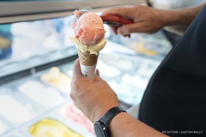 Paolo Palumbo, Inhaber des Amore Mio Gelato, verkauft Kunden Gelati am Amore Mio Verkaufsstand an der Flughafen-Pistenschleife in Oberglatt, fotografiert am 4. Juli 2020.