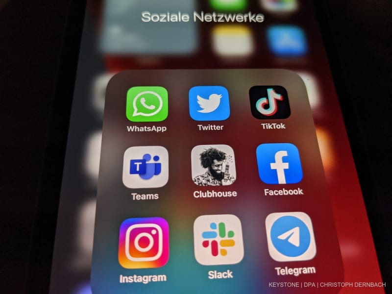 Die Logos der Social-Media-Plattformen und Messenger-Dienste WhatsApp (l-r), Twitter, TikTok, Microsoft Teams, Clubhouse, Facebook, Instagram, Slack und Telegramm sind auf einem iPhone 12 Pro Max zu sehen.