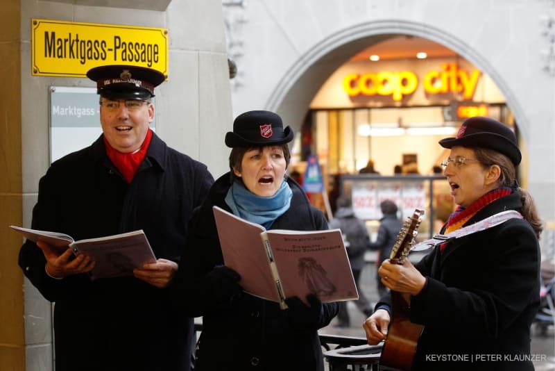 Eine Musikgruppe der Heilsarmee musiziert am Mittwoch, 21. Dezember 2011 in der Altstadt von Bern.
