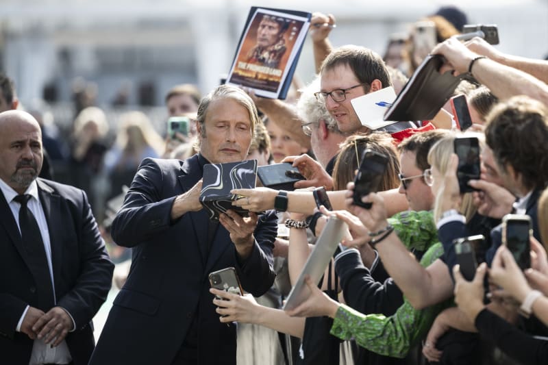 Der dänische Schauspieler Mads Mikkelsen posiert für Selfies mit den Fans auf dem Grünen Teppich vor der Vorführung des Films "The Promised Land" während des 19. Zurich Film Festival (ZFF) in Zürich, Schweiz, am Freitag, 6. Oktober 2023.