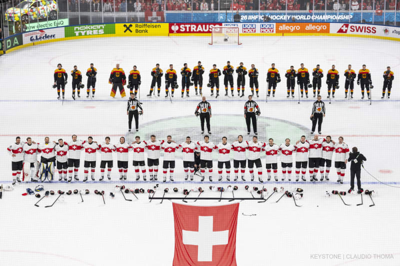 Die Mannschaften der Schweiz, Deutschlands und der Schweiz sowie die Schiedsrichter stehen nach dem Spiel der Vorrunde der Gruppe A der IIHF-Eishockey-Weltmeisterschaft der Männer 2026 zwischen Deutschland und der Schweiz in der Swiss Life Arena in Zürich, Schweiz, am Montag, dem 18. Mai 2026, auf dem Eis.
