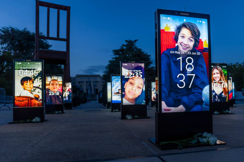 'Lost Screen Memorial', eine Kunstinstallation mit riesigen, beleuchteten Smartphone-Bildschirmen auf der Place des Nations in Genf, Schweiz.