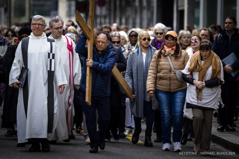 Ein Mann traegt ein Kreuz waehrend eines Kreuzwegs durch die Strassen Zuerich, am Karfreitag, 29. Maerz 2024 in Zuerich.