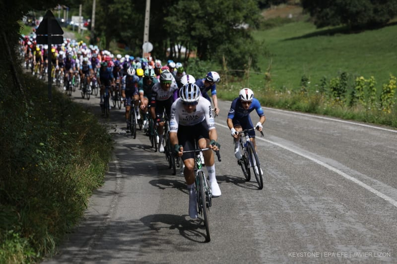 Eine Gruppe von Radfahrern während der 12. Etappe der spanischen Vuelta in Laredo, Kantabrien, Spanien, 04. September 2025.