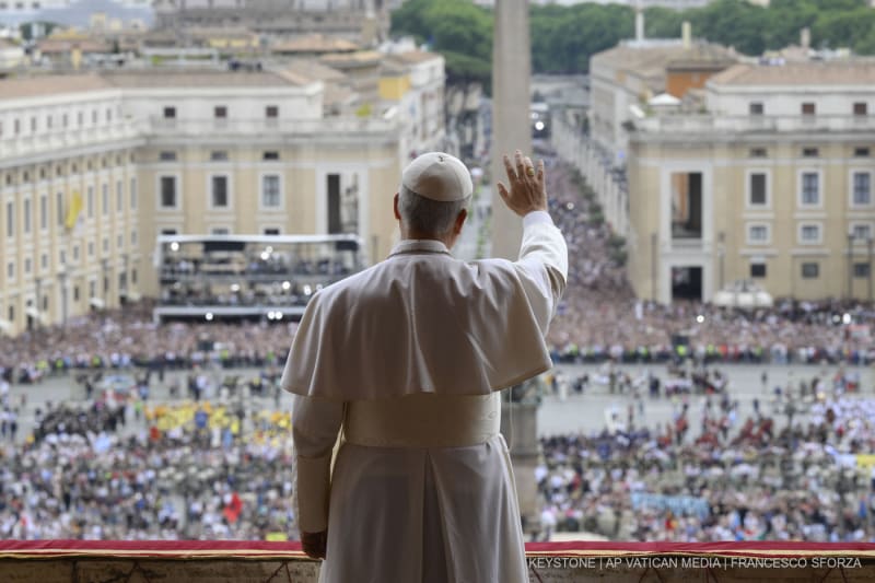Papst Leo XIV. winkt vom zentralen Balkon der Petersbasilika über den Petersplatz, wo sich mittags Zehntausende Gläubige versammelt haben, um nach seiner Wahl am Donnerstag den ersten traditionellen Sonntagssegen zu empfangen und das Regina Caeli zu beten, Sonntag, 11. Mai 2025.