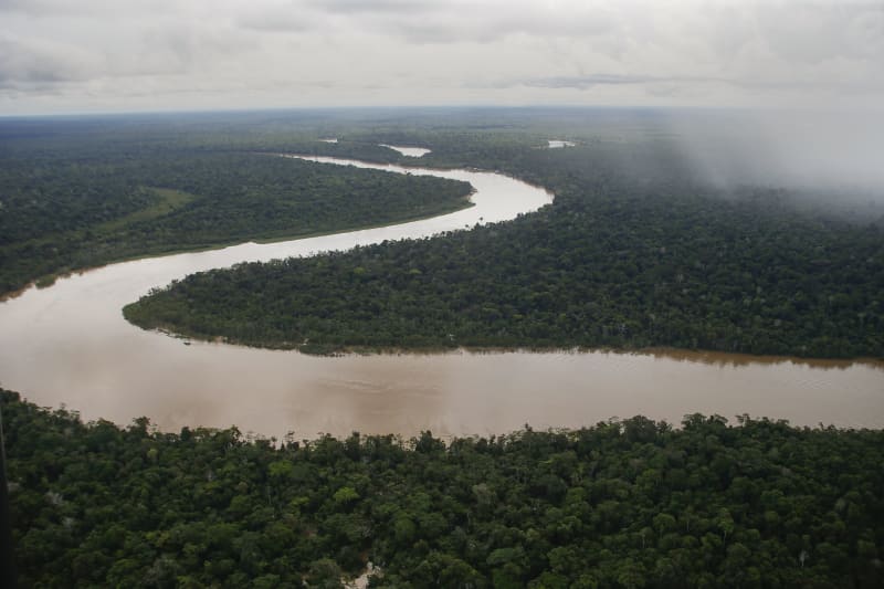 Der Itaquai-Fluss schlängelt sich durch das indigene Gebiet des Javari-Tals, Atalaia do Norte, Bundesstaat Amazonas, Brasilien, Freitag, 10. Juni 2022. 