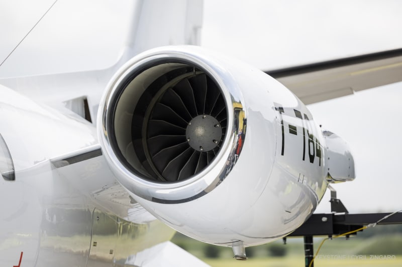 Das Triebwerk eines Flugzeugs der Schweizer Luftwaffe, das am Boden steht, ist an Messgeräte angeschlossen, die die Emissionen des Triebwerks während des Tests eines neuen nachhaltigen Flugkraftstoffs am Mittwoch, dem 24. Mai 2023, auf dem Militärflugplatz Payerne analysieren.