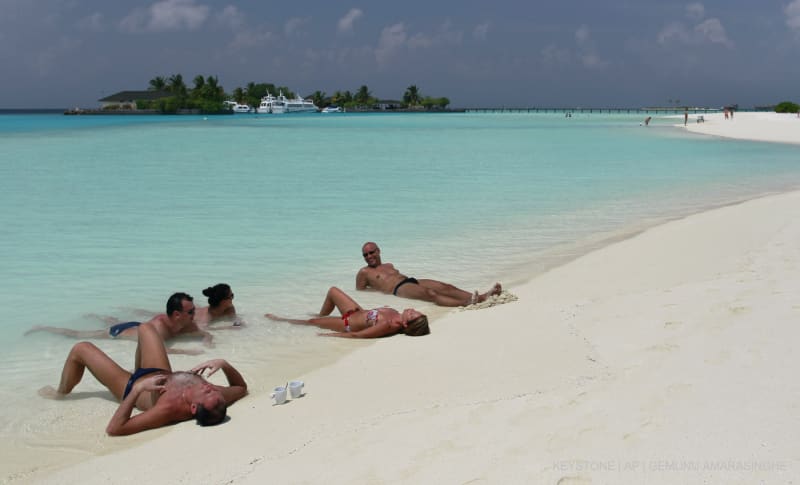 Touristen sonnen sich im Paradise Island Resort auf dem Malé-Atoll auf den Malediven, 14. Februar 2012.