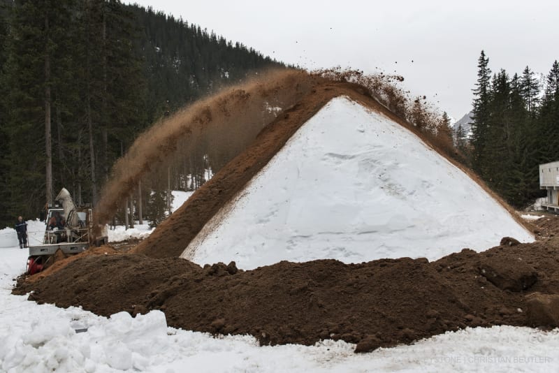 Ein Schneehaufen wird mit Sägemehl bedeckt, aufgenommen am 3. April 2014 in Davos, Schweiz.