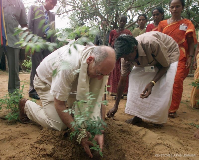 Bundespraesident Pascal Couchepin wird waehrend eines Besuches des Ethnic Centre, Dakshina Chitra, bei Chennai von Indischen Assisteninnen am Samstag, 8. November 2003, beim Pflanzen eines Baumes unterstuetzt.