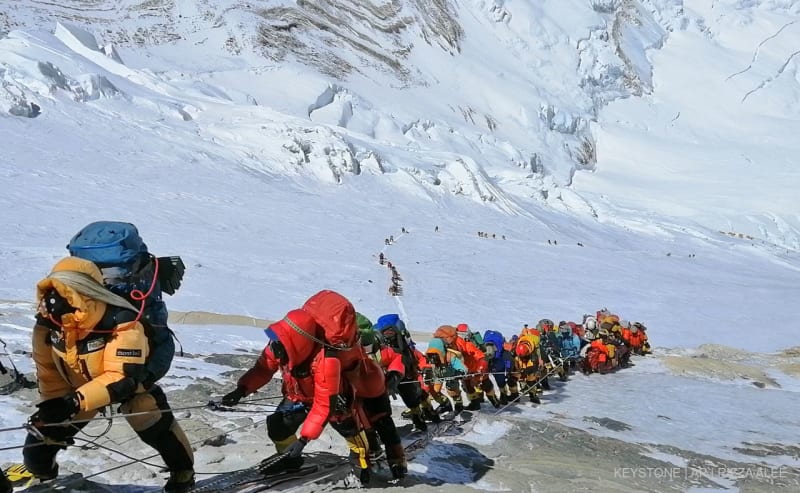 Auf diesem Dateifoto vom 22. Mai 2019 säumen eine lange Schlange von Bergsteigern einen Weg auf dem Mount Everest kurz unterhalb des vierten Lagers in Nepal. Erfahrene Bergsteiger sagen, dass das Versäumnis der nepalesischen Regierung, die Zahl der Bergsteiger auf dem Mount Everest zu begrenzen, zu einer gefährlichen Überbelegung und einer größeren Zahl von Todesfällen geführt hat.