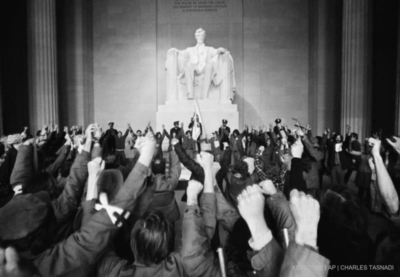 Mitglieder der Gruppe „Vietnam Veterans Against the War” (Vietnam-Veteranen gegen den Krieg) erheben während einer Kundgebung am Lincoln Memorial am Dienstag, dem 28. Dezember 1971, in Washington, D.C., ihre geballten Fäuste.