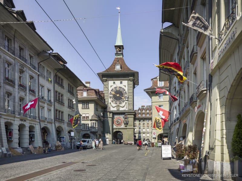 Blick durch die Kramgasse mit dem Zaehringerbrunnen und dem Zytglogge, fotografiert am Dienstag, 6. Juni 2023 in Bern.