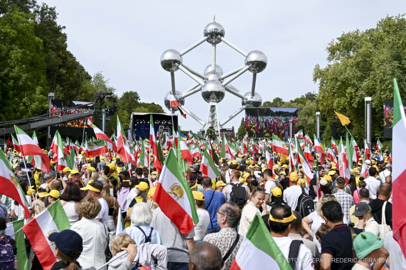 Tausende Iraner nehmen an einer Kundgebung gegen die iranische Regierung in Brüssel, Belgien, am 6. September 2025 teil.